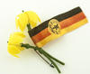 Flores plásticas amarillas con la bandera de Alemania oriental