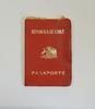Pasaporte forro rojo con letras doradas 